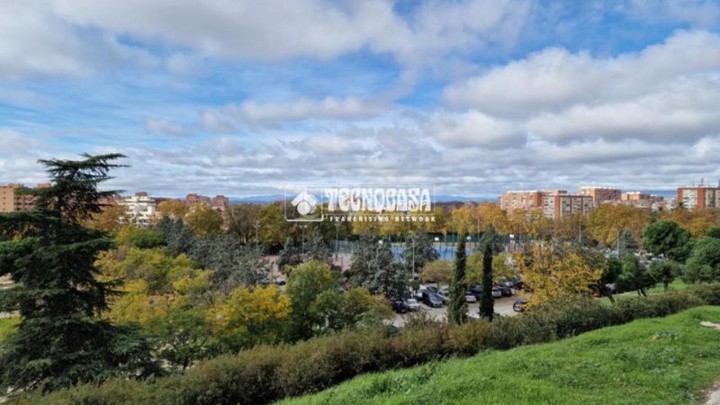 Foto 1d0d54a7-c888-40f2-b0f5-77617f5a68fb. Piso  en venta en Valdeacederas Madrid