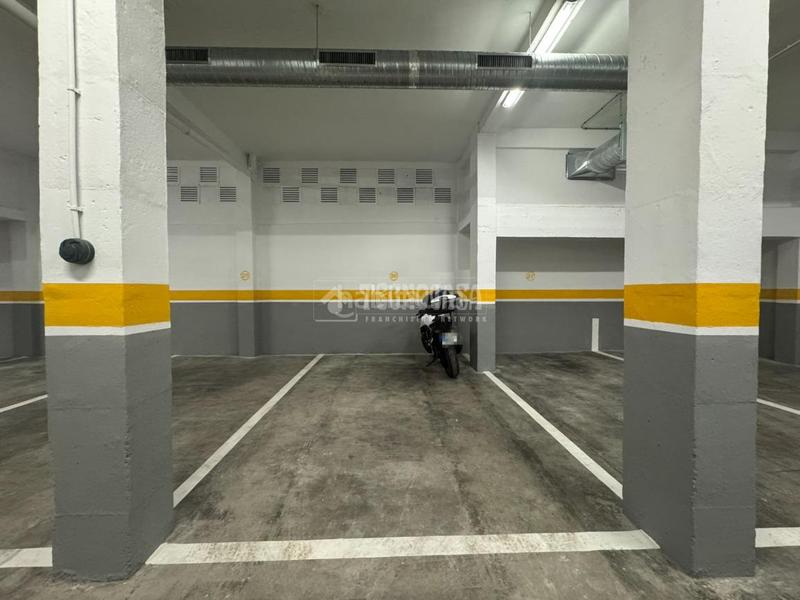 Foto bd350a49-65d3-4330-9c98-52e47c813ad2. Parking coche boxplaza de garaje en venta en Los Castillejos - La Trinidad Málaga