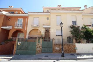 Maison jumelée à Residencial Triana - Barrio Alto. Casa en venta en las gabias