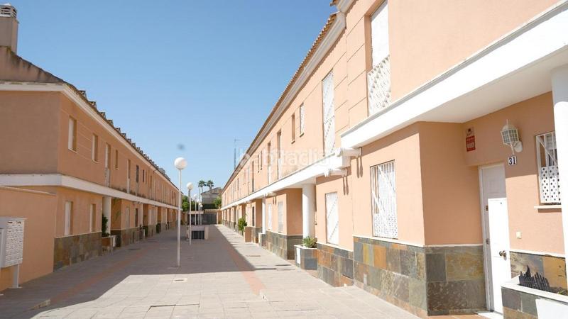 Foto f3a9c8f4-77ee-4f56-b771-0244811c1e04. Maison jumelée avec parking dans Olivar de Quintos Montequinto