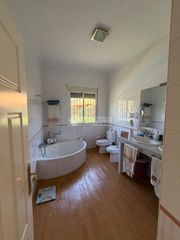 Haus in Entrenúcleos. Casa en venta en dos hermanas