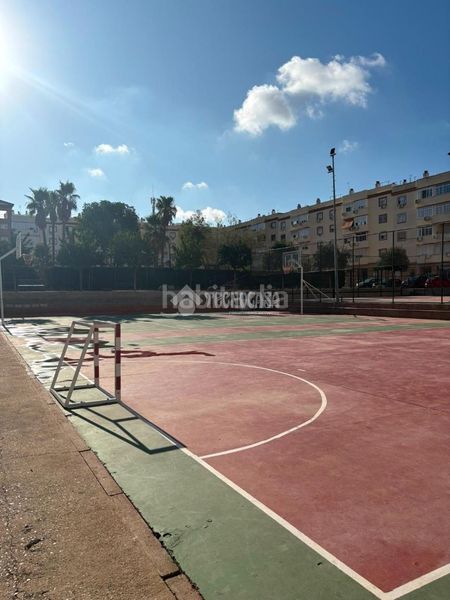 Foto 637f4fc2-b6c9-4472-99a2-556632e941d1. Pis amb piscina a Avenida de Europa Montequinto