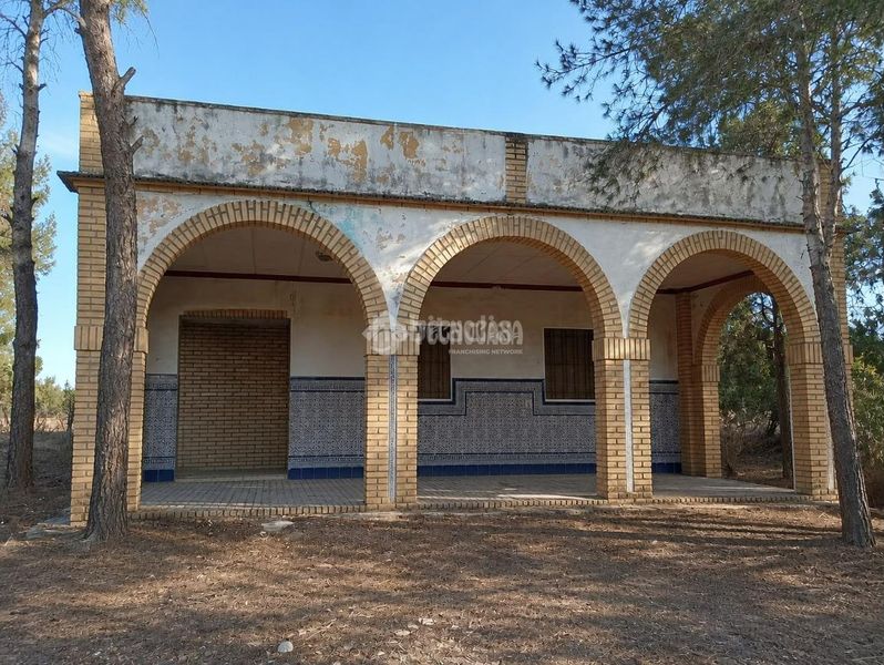Foto f2f849ee-add4-4d2b-809c-2f13f864f2c2. Masia amb piscina a Arahal