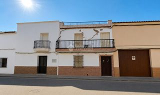 Casa aparellada  San patricio. Casa en venta en la puebla de cazalla