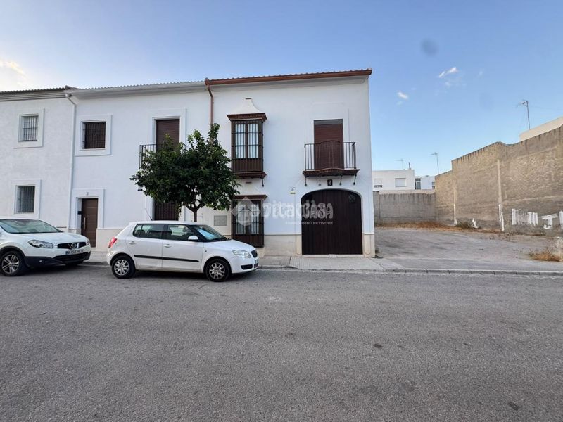 Foto 4c3b2840-8359-482c-9458-ba07537fa794. Towny house with parking in Osuna
