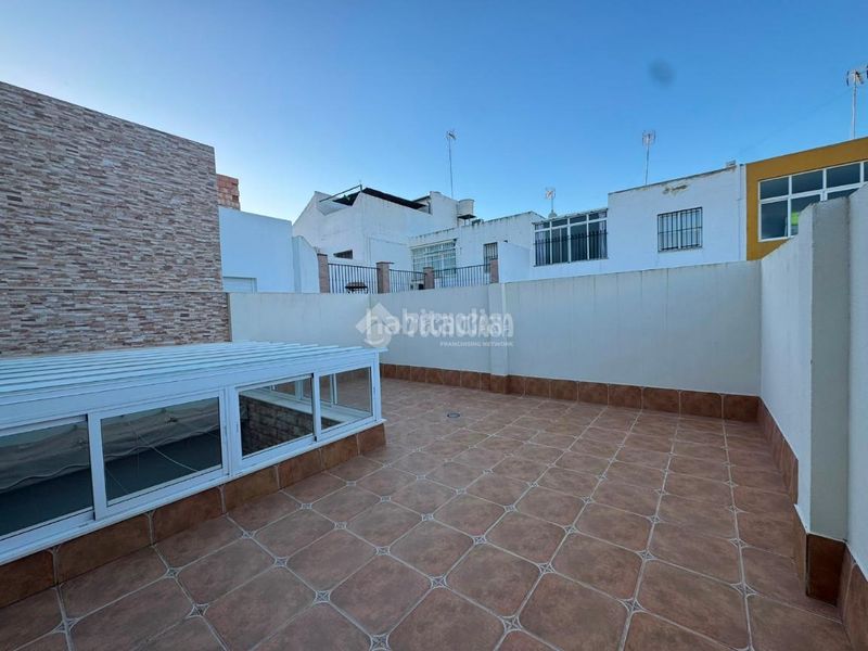 Foto abf949a4-6e76-4454-86f4-f2bd4cb51714. Towny house with parking in Osuna
