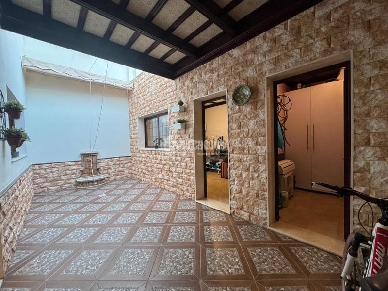Foto dbbefb5a-ea15-4c71-9be2-012e74bb3693. Towny house with parking in Osuna