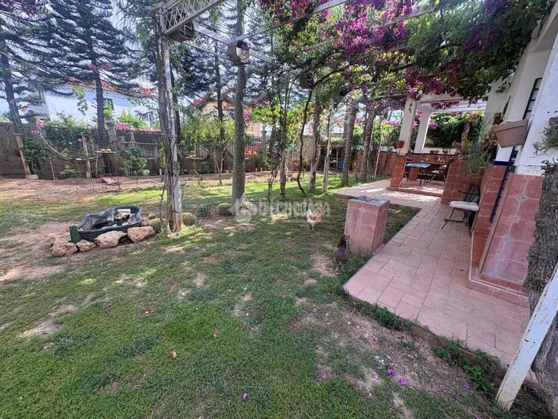 Foto 000ac49a-9bf1-4fee-aace-c5232be7c83e. Casa aparellada amb aparcament a Espartinas pueblo Espartinas