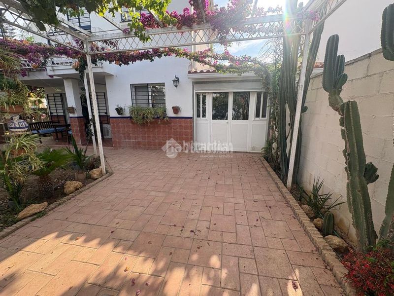 Foto 2c472595-a85d-4ea3-815e-827d63d01020. Casa aparellada amb aparcament a Espartinas pueblo Espartinas