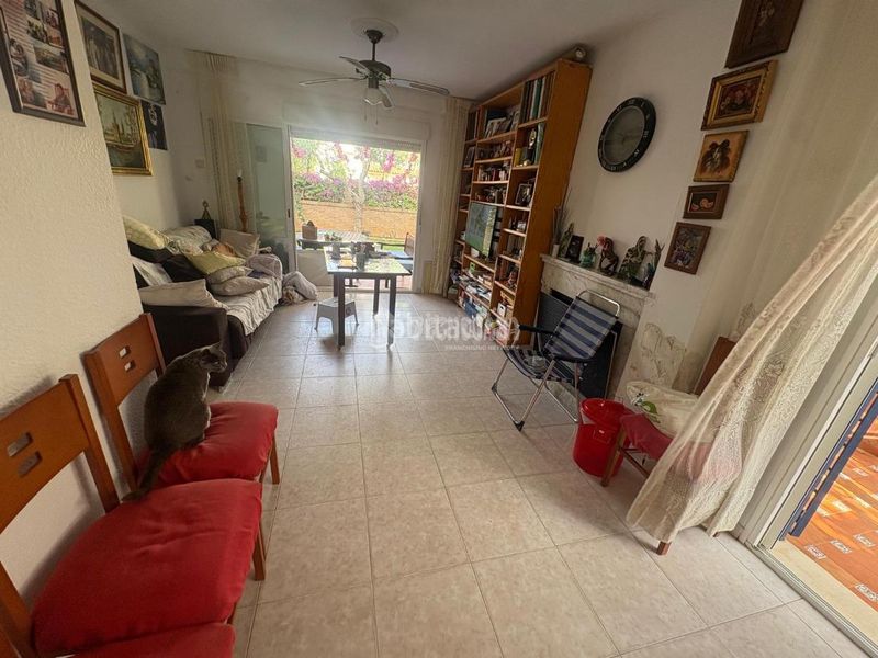 Foto 85d81b8e-b910-486c-a94b-dcd6adfe8425. Casa aparellada amb aparcament a Espartinas pueblo Espartinas