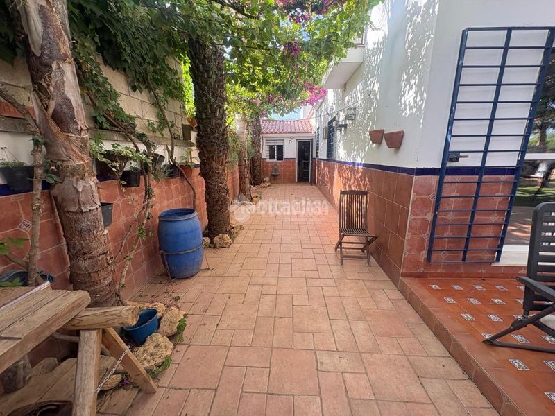 Foto 8f3ab6e8-6583-49a5-951f-9820935ad806. Casa aparellada amb aparcament a Espartinas pueblo Espartinas