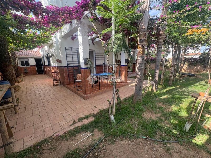 Foto a9ee36a8-517a-4da7-84ef-287890354cab. Casa aparellada amb aparcament a Espartinas pueblo Espartinas