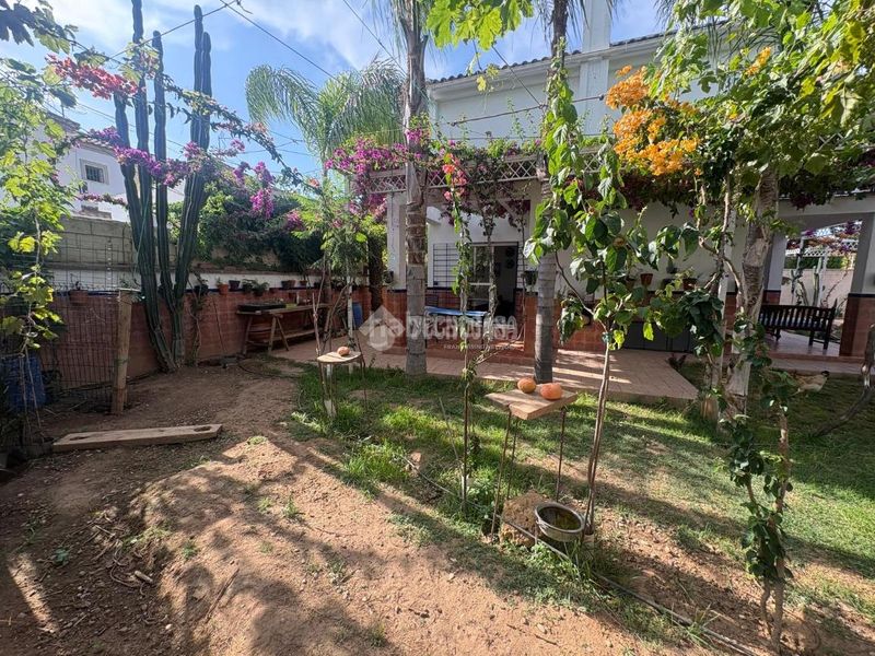 Foto c6110eb7-b683-4816-add3-c2130f4baf47. Casa aparellada amb aparcament a Espartinas pueblo Espartinas