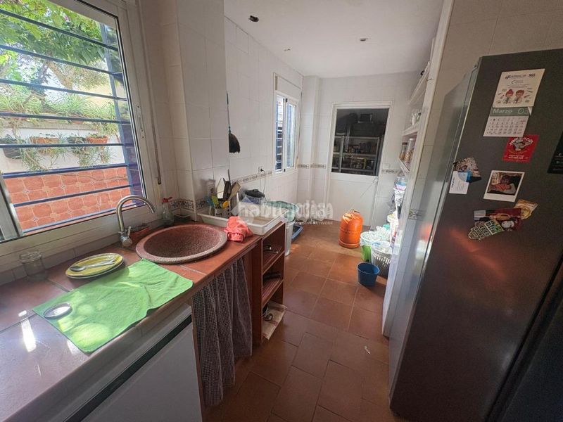 Foto f69a2e6b-92b9-4d2e-a164-9b9127953482. Casa aparellada amb aparcament a Espartinas pueblo Espartinas