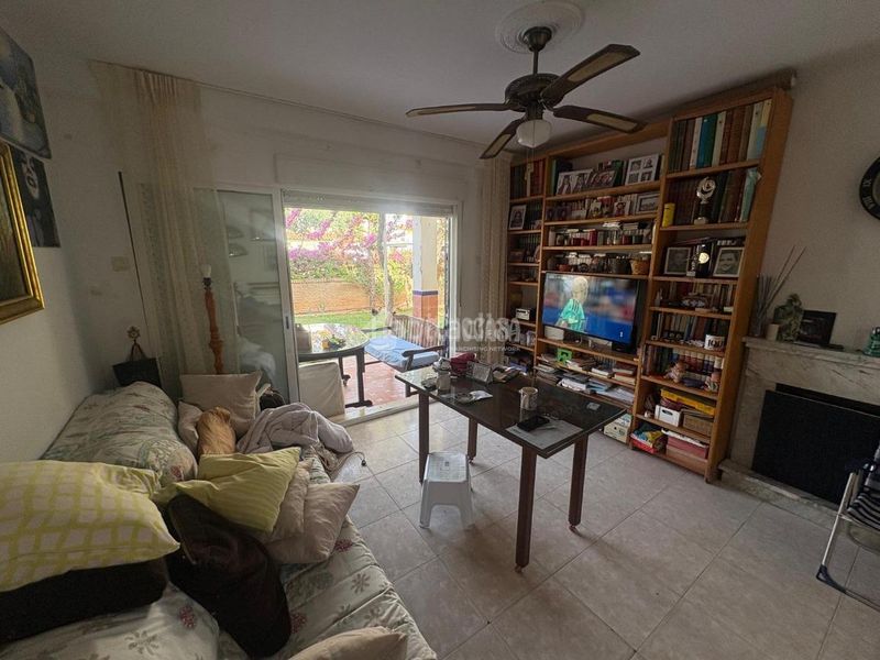 Foto ffe1636d-daca-403d-8f4d-e203a55474a8. Casa aparellada amb aparcament a Espartinas pueblo Espartinas