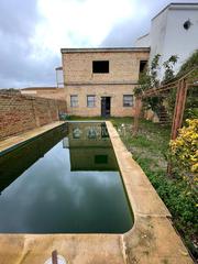Casa aparellada a Gerena. Casa en venta en gerena