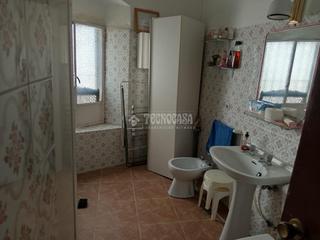 Maison jumelée à Sanlúcar la Mayor. Casa en venta en sanlúcar la mayor