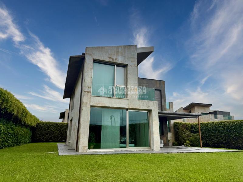 Foto c97a8e2f-6584-4f42-bf7d-ff20ca307231. Casa  en venta en Mompia Santa Cruz de Bezana
