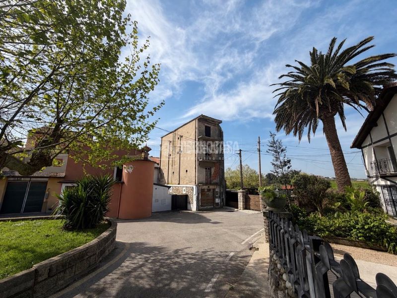 Foto c0b12559-d460-4a4e-b209-f81c60eabc14. Edificio in Monte Santander