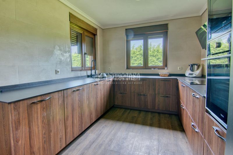 Foto 762ad441-48c5-4ae9-ba12-e30f71dd31c6. Casa amb aparcament piscina a Polanco