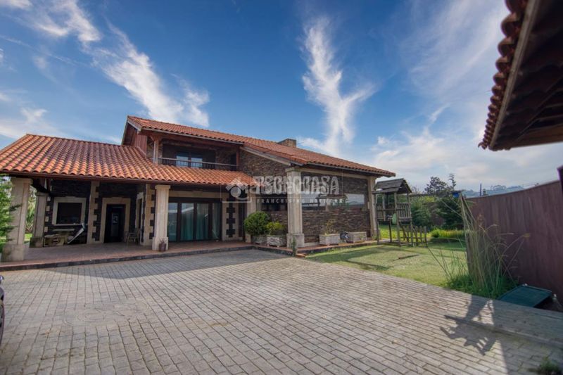 Foto a36cb46a-8e99-44cf-9917-2b4d8a0a9c4c. Casa amb aparcament piscina a Polanco