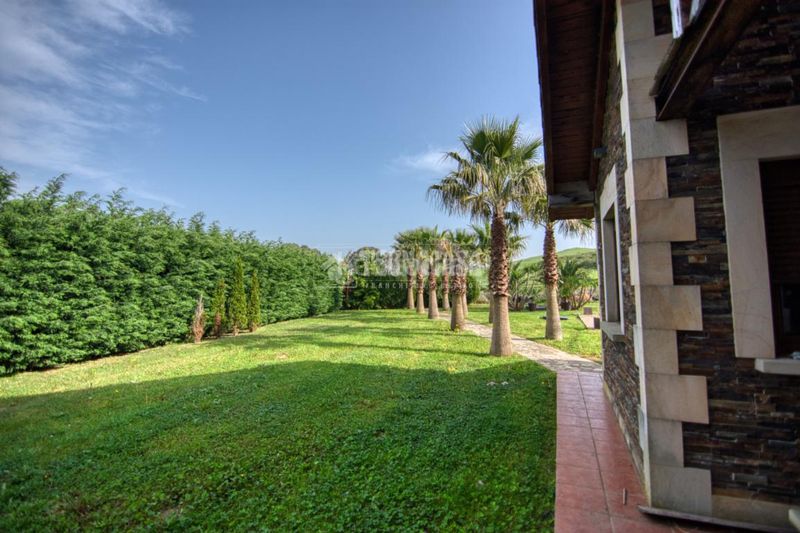 Foto be56e106-e4e3-42fc-8e8b-116e84395060. Casa amb aparcament piscina a Polanco