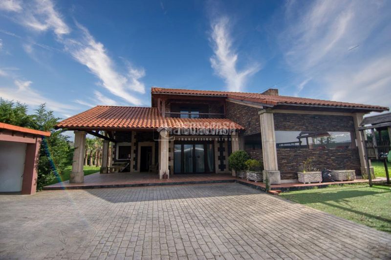 Foto c55e4f0c-c80e-41fe-be18-aa271ef068ea. Casa amb aparcament piscina a Polanco