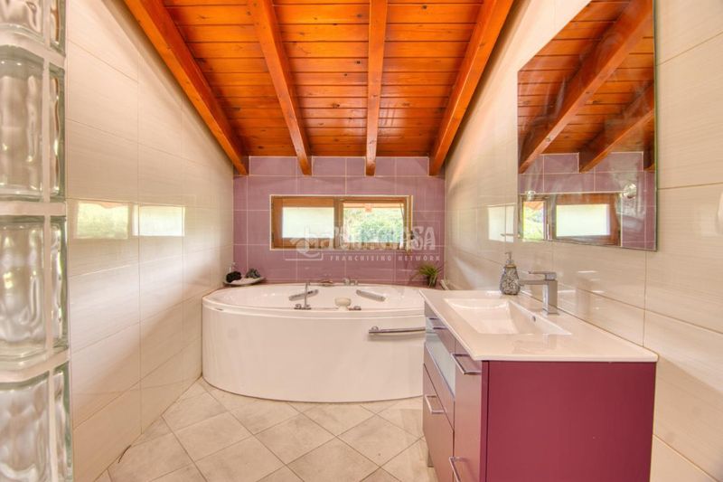 Foto e4b5a49b-4a01-4761-88e8-1405bb48b59e. Casa amb aparcament piscina a Polanco