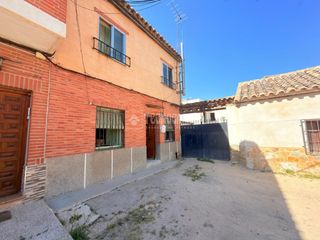 Casa aparellada a Azucaica. Casa en venta en toledo