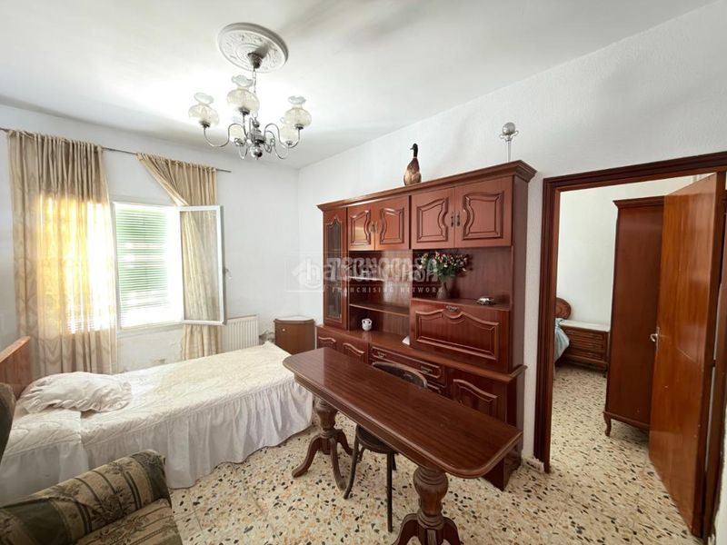 Foto cb18d3e7-a709-4f59-bb3d-08dc7fdc0ce4. Casa aparellada amb calefacció a Azucaica Toledo