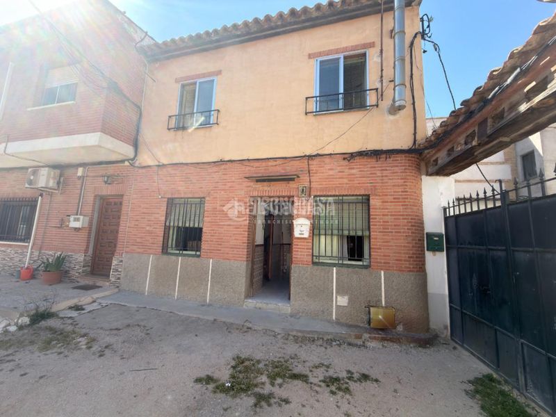 Foto d0e38050-e3fc-41b7-9daa-bb613b83ebab. Casa aparellada amb calefacció a Azucaica Toledo