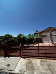 Casa aparellada a Bargas. Casa en venta en bargas