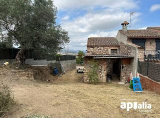 Solar urbano en Sentmenat. Solar en venta con casal de piedra en la serra barona