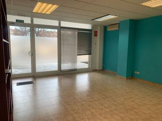 Location Local commercial à Espai Tolra - Els Pedrissos - Can Carner. Local en lloguer a la plaça europa