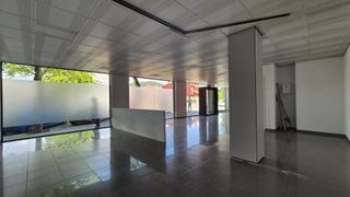 Miete Geschäftsraum in Espai Tolra - Els Pedrissos - Can Carner. Local comercial amb gran visibilitat a zona camp de futbol