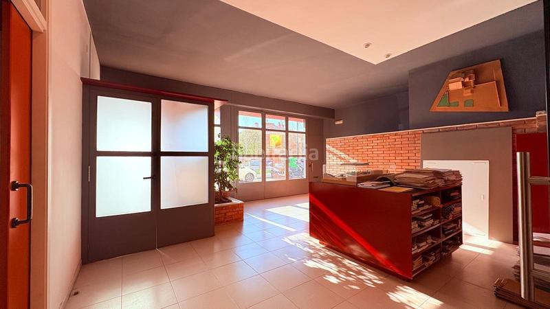 Foto d9398769-3586-456f-9c59-0763cd7370ba. Alquiler local comercial  en lloguer al centre espai, llum i caràcter per al teu negoci en Castellar del Vallès