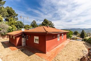 Casa a Sant Llorenç Savall. Casa todo en planta baja con jardín