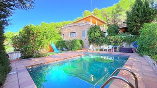 Casa a Airesol. Casa a quatre vents amb piscina i vistes a la mola