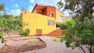 House in Airesol. Casa amb jardí i piscina a la part baixa de lairesol d