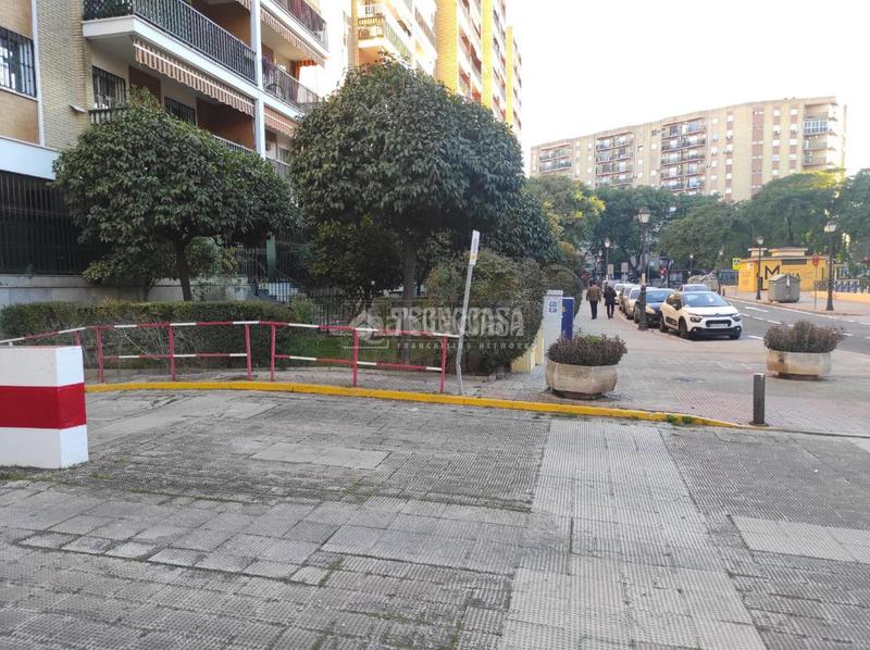 Foto 4c504712-4be6-40fe-a1f1-32cfff310663. Aparcament cotxe a El Plantinar - Avda. La Paz - El Juncal Sevilla