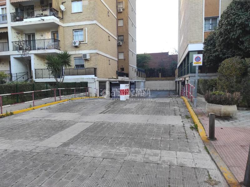 Foto 7773bbec-78a8-471a-9608-971c237f9093. Aparcament cotxe a El Plantinar - Avda. La Paz - El Juncal Sevilla