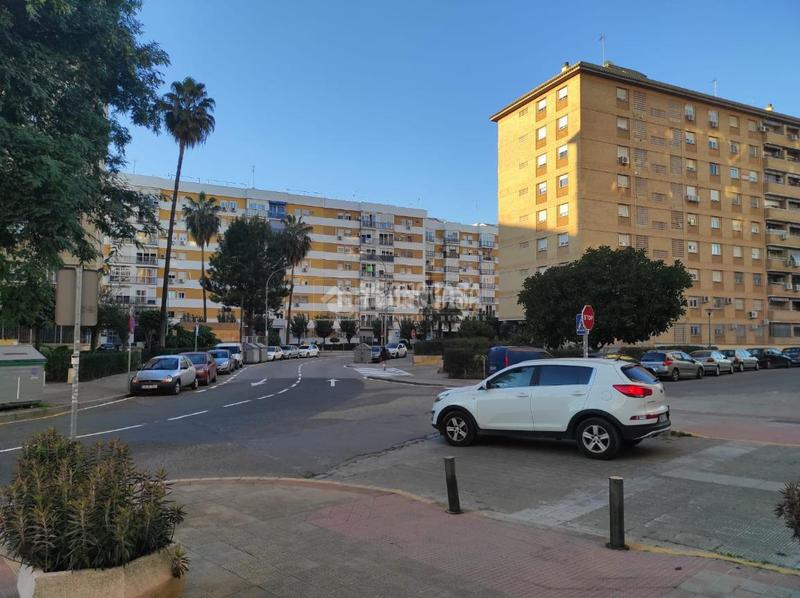 Foto 7babdb9a-27f7-47f6-bba0-62cb502c6376. Aparcament cotxe a El Plantinar - Avda. La Paz - El Juncal Sevilla