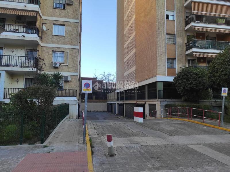 Foto ed4adfe0-4e7a-4bd3-91ad-c0e40410154f. Aparcament cotxe a El Plantinar - Avda. La Paz - El Juncal Sevilla