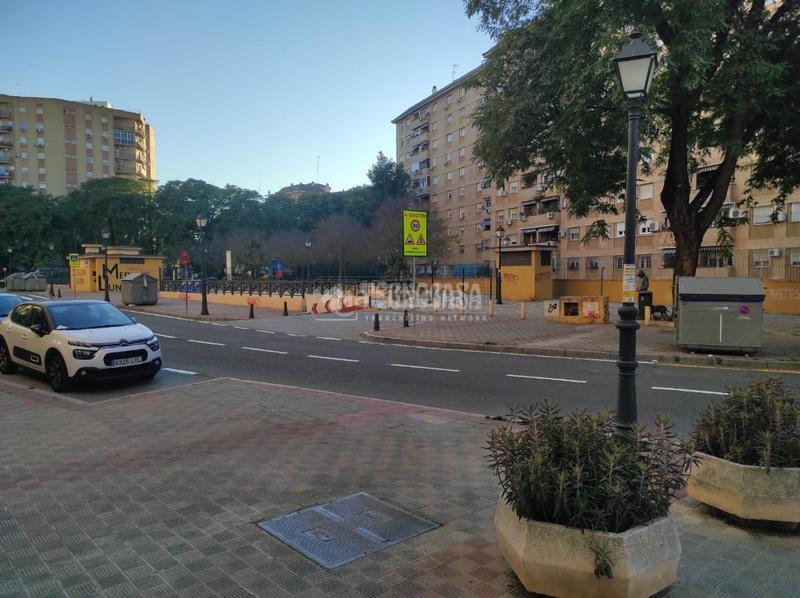 Foto f1ec302c-f4d8-4abc-818a-bf426fc5cf0b. Aparcament cotxe a El Plantinar - Avda. La Paz - El Juncal Sevilla