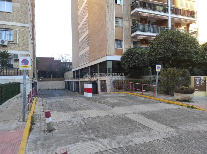 Foto f9d27cab-3fc7-425c-a639-c7b2e7a972ac. Aparcament cotxe a El Plantinar - Avda. La Paz - El Juncal Sevilla