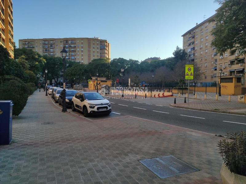 Foto fffaeeaa-6ac2-4f3f-b77a-2f246295ce3f. Aparcament cotxe a El Plantinar - Avda. La Paz - El Juncal Sevilla