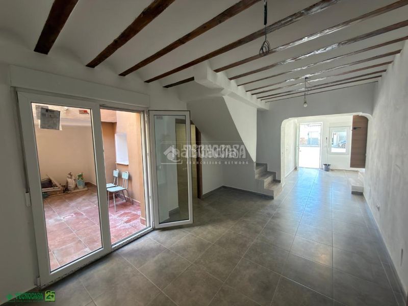 Foto 2ff120c3-920b-4494-8461-fc0d83b45357. Casa aparellada a Romeral (El)