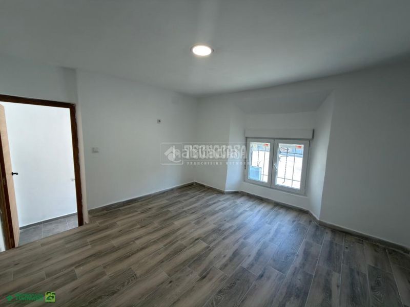 Foto 37801602-eb70-4f31-b2e6-091e1c404a9b. Casa aparellada a Romeral (El)