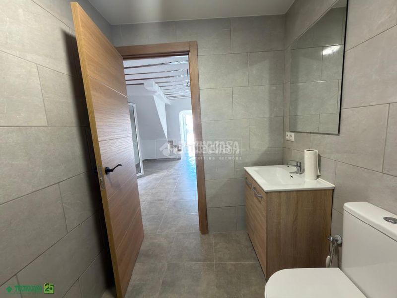 Foto 60c9c9dc-e846-4a0a-9df3-42df80081c35. Casa aparellada a Romeral (El)