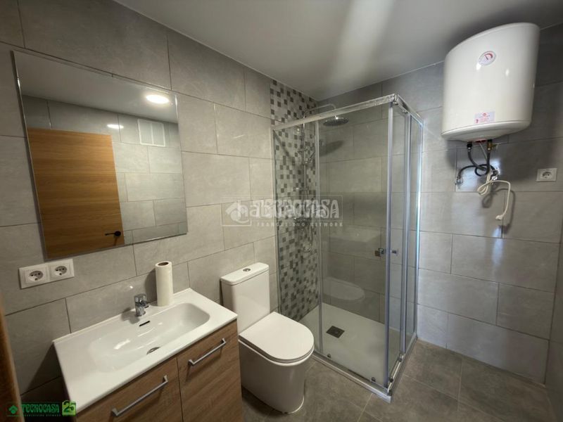 Foto 8f6b49b0-9082-41d7-829f-f53919212d70. Casa aparellada a Romeral (El)